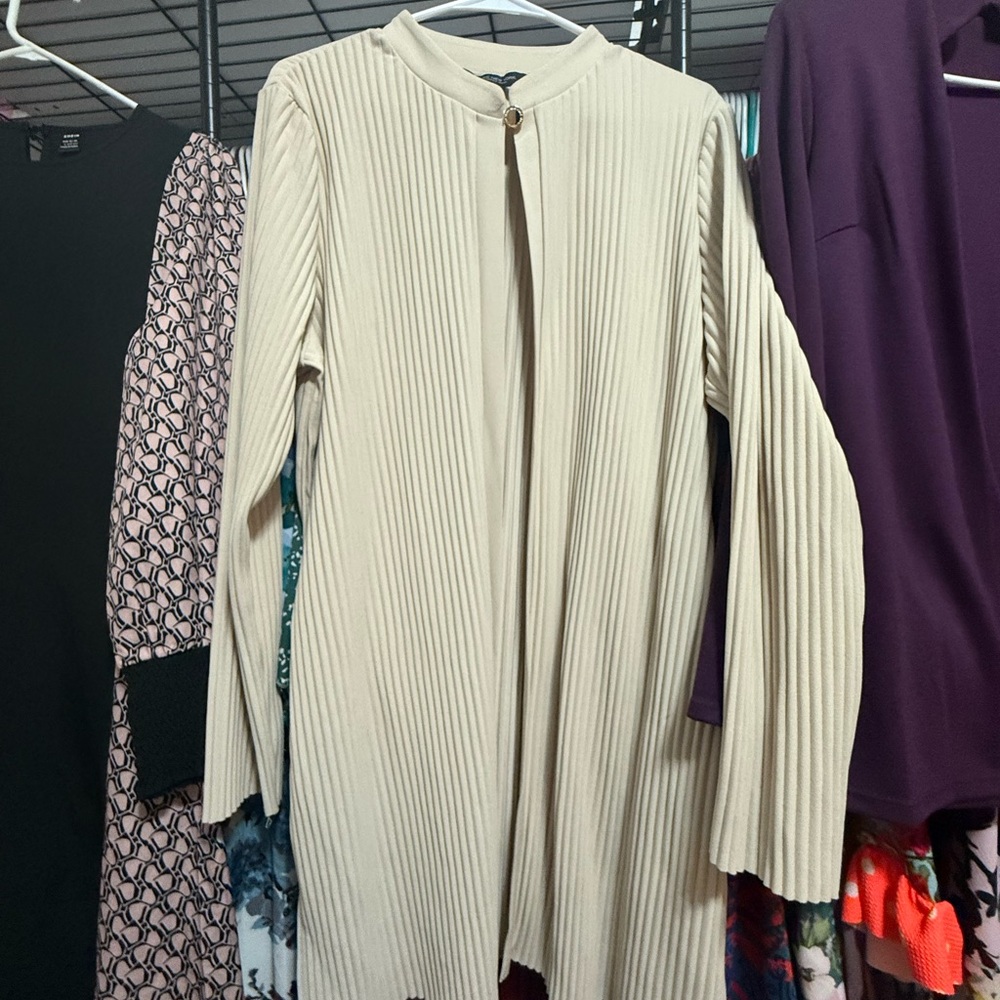 Elegant Marc New York Cream Pleated blazer